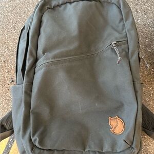 Fjall Raven Large Gray Backpack - Raven 28 Everyday Outdoor